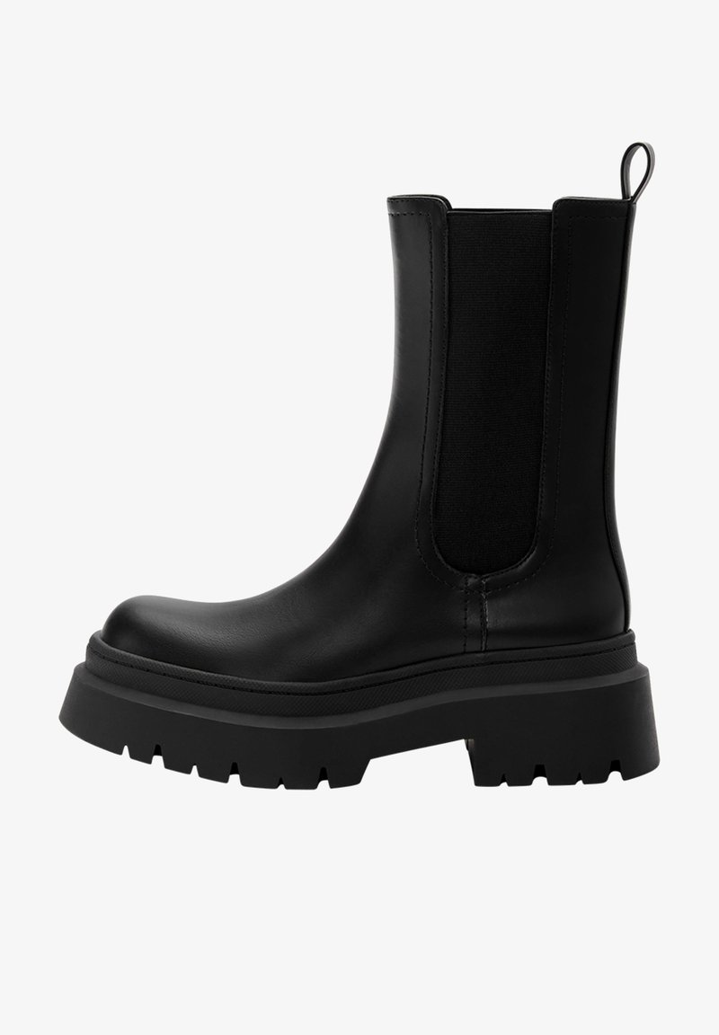 Černé kožené Chelsea boty s elastickými bočními panely, silnou gumovou podrážkou a zaoblenou špičkou. Texturovaný a hladký povrch.