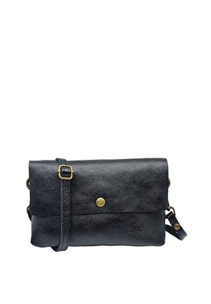 Sac bandoulière en cuir noir avec sangle réglable et fermeture à bouton-pression doré sur fond blanc.