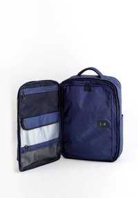 Mörkblå ryggsäck med ett blixtlåsförsett öppning, utrustad med flera fack, nätfickor och texturerad ytfinish.