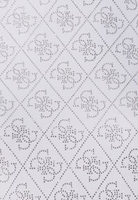 Tessuto bianco con un motivo a diamante di strass argentati disposti in un design ripetitivo, con leggera trama e lucentezza.
