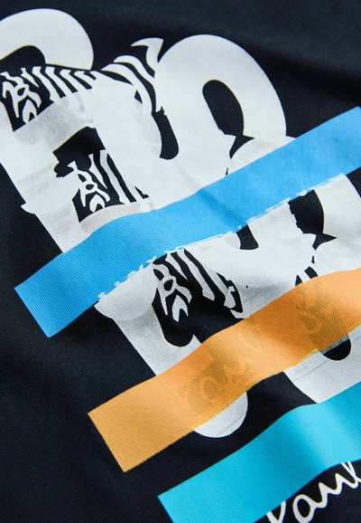 Tissu noir avec de grandes inscriptions blanches et des motifs zèbres. Présente des rayures horizontales bleues et orange à travers le design. Texture douce.