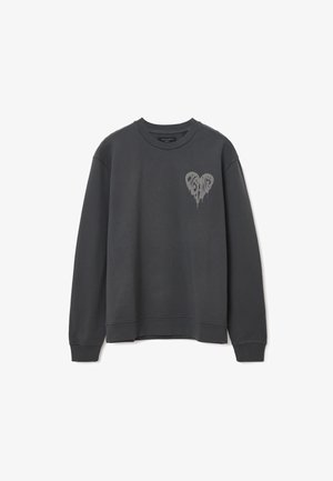 Sweatshirt i mörkgrått tyg med en grafisk hjärtformad design i ljusare grått på vänster bröst, ribbade ärmslut och nederkant.