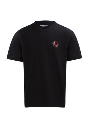 Schwarzes Baumwoll-T-Shirt mit kurzen Ärmeln, rundem Ausschnitt und einem dekorativen roten und weißen Logo auf der linken Brustseite.