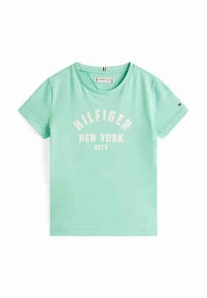 Camiseta de manga corta color verde menta con el texto "HILFIGER NEW YORK CITY" en blanco en el frente y un pequeño logo de Tommy Hilfiger en la manga izquierda.