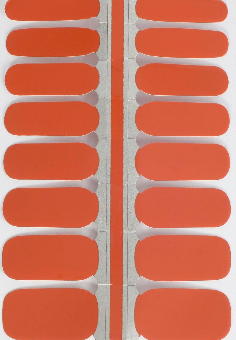 En uppsättning ovala orange nagelremsor organiserade i rader med en metallisk bakgrund. Varje remsa har en slät, blank yta.