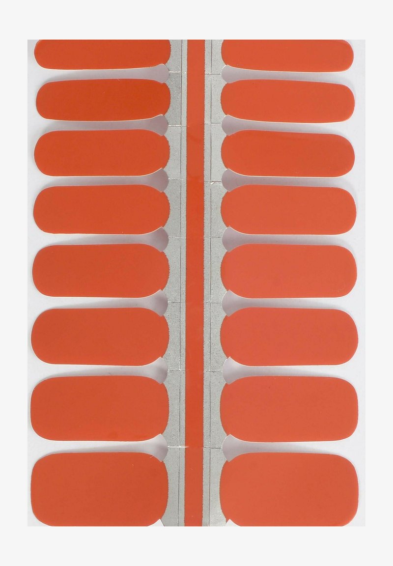 En uppsättning ovala orange nagelremsor organiserade i rader med en metallisk bakgrund. Varje remsa har en slät, blank yta.