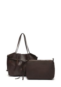 Ruda odinė rankinė su dviem rankenomis ir centrinės raišteliu. Priedu priderintas užtrauktuku užsegamas maišelis, abu su lygiu paviršiumi.