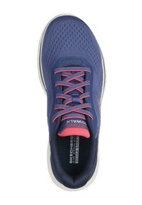 Zapatilla deportiva azul con parte superior de malla transpirable, acentos rosas, cordones y suela acolchada. Presenta la marca "Skechers Air Cooled Goga Mat".