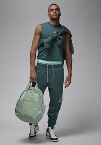 Jordan BASELINE PANT - Pantalones deportivos - oxidised green light dew