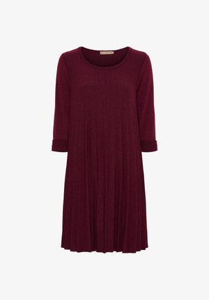 Bordeaux langærmet kjole med rund halsudskæring og plisseret tekstur. Har rullede manchetter og en afslappet A-linje silhuet.
