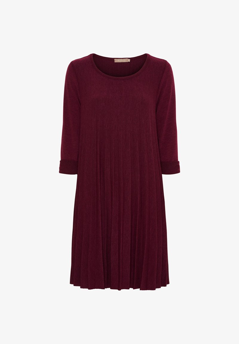 Bordeaux langærmet kjole med rund halsudskæring og plisseret tekstur. Har rullede manchetter og en afslappet A-linje silhuet.