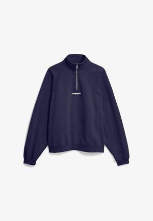 Marineblauwe pullover met lange mouwen, kwart-ritssluiting bij de kraag en een klein wit "ARMEDANGELS"-logo gecentreerd onder de rits.