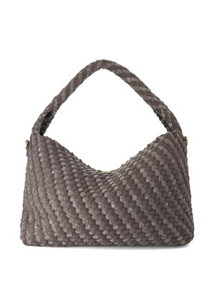 Sac à main gris avec un large motif en cuir tissé et une bretelle simple épaisse, forme rectangulaire légèrement souple, accents de fermeture éclair dorés.