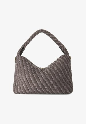 Sac à main gris avec un large motif en cuir tissé et une bretelle simple épaisse, forme rectangulaire légèrement souple, accents de fermeture éclair dorés.