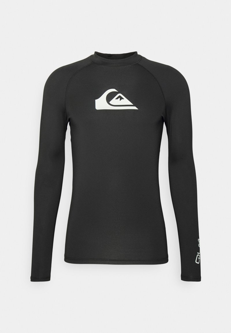 Rash guard negro de manga larga en tejido elástico que presenta un logotipo blanco en el pecho y texto blanco en contraste en la manga.