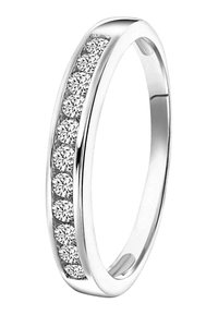 Gepolijste zilveren bandring met een rij ronde, heldere diamanten op een gladde ondergrond, met een eenvoudig en elegant ontwerp.