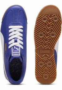 Blå lädersneakers med vita detaljer, texturerad gummisula, platta snören och Puma-logga på tungan och sidan. Sula utan märken.