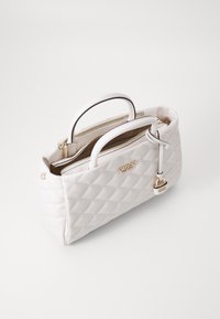 Biała pikowana torebka na ramię z podwójnymi uchwytami, złotym okuciem i główną komorą zapinaną na zamek. Posiada wytłoczone logo oraz gładki, teksturowany materiał.
