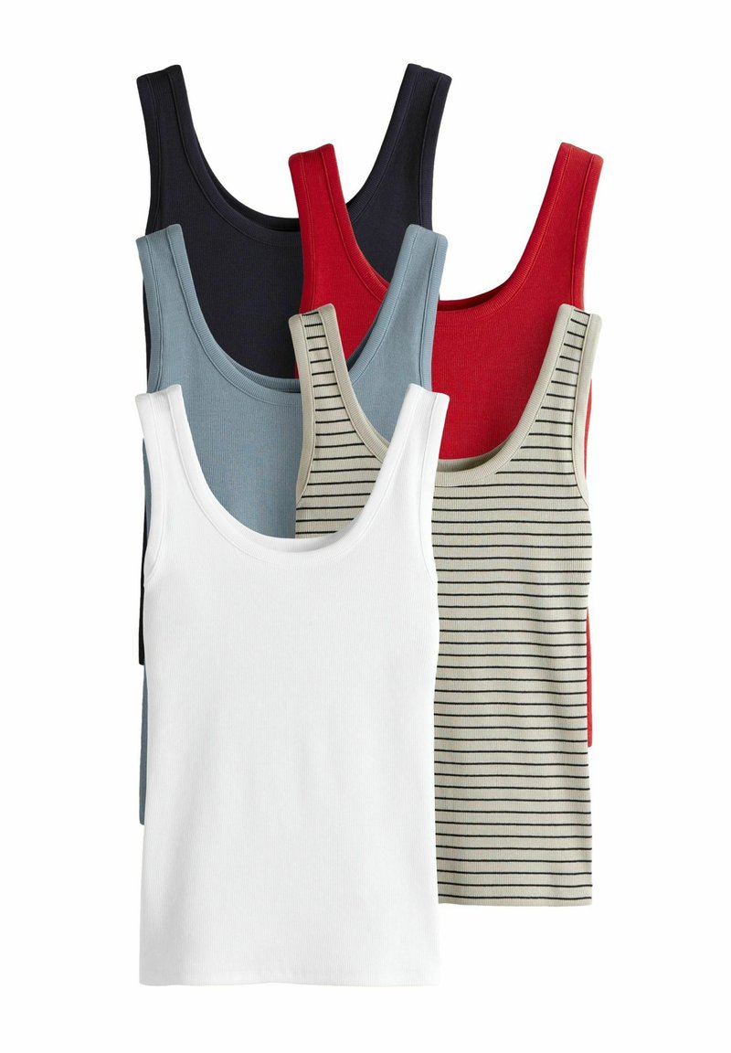 Sei canottiere esposte: nera, rossa, blu, bianca, verde oliva con strisce. Realizzate in materiale a costine, con spalline larghe e colori diversi.
