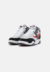 Zapatillas altas que presentan materiales de ante y cuero en tonos gris, negro y rojo, cordones blancos y una suela texturizada para mayor tracción.