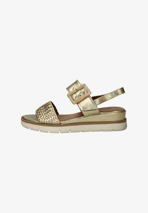 Gouden sandaal met gevlochten band en verstelbare gesp, met een gevoerde inlegzool en een lichtgewicht rubberen zool voor comfort.
