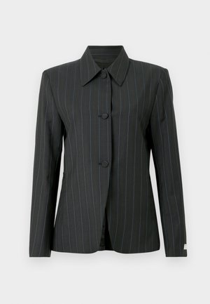 Must mustribažditud mustriga sakko, millel on sälkude kollane, kolm nuppu ja pikad varrukad. Omab sujuvat tekstuuri ja peeneid siniseid aktsente triipudes.