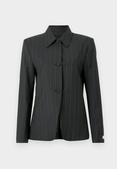 Μαύρο σακάκι με ρίγες, με κανονικό γιακά, τρία κουμπιά και μακριά μανίκια. Διαθέτει λεία υφή και διακριτές μπλε λεπτομέρειες στις ρίγες.