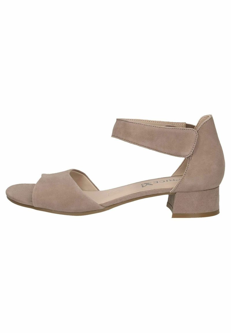 Sandale en daim taupe clair avec une large bride frontale, un bout ouvert et une bride arrière ajustable, dotée d'un petit talon bloc pour plus de stabilité.
