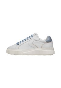Sneaker in pelle bianca con lacci azzurri chiari, suola testurizzata e sottili accenti color cammello. Presenta un colletto imbottito e una finitura liscia.