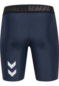 Mörkblå sportshorts med figurnära design, utrustade med ett svart elastiskt midjeband med varumärkesnamnet och vita chevron-accent.