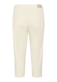 Jasnobeżowe, krótkie spodnie wykonane z bawełny, z dwoma tylnymi kieszeniami z ukośnymi klapami oraz metką na pasku oznaczoną jako "CREAM". Gładka tekstura.