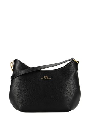 Bolso de hombro de cuero negro con textura granulada, forma curva, que presenta un logo en tono dorado, correa ajustable y cierre de cremallera.
