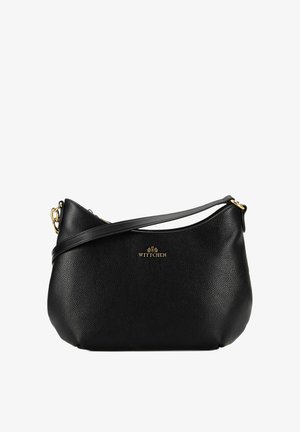 Sac à dos en cuir noir avec une texture grainée, forme incurvée, arborant un logo doré, une bandoulière réglable et une fermeture éclair.