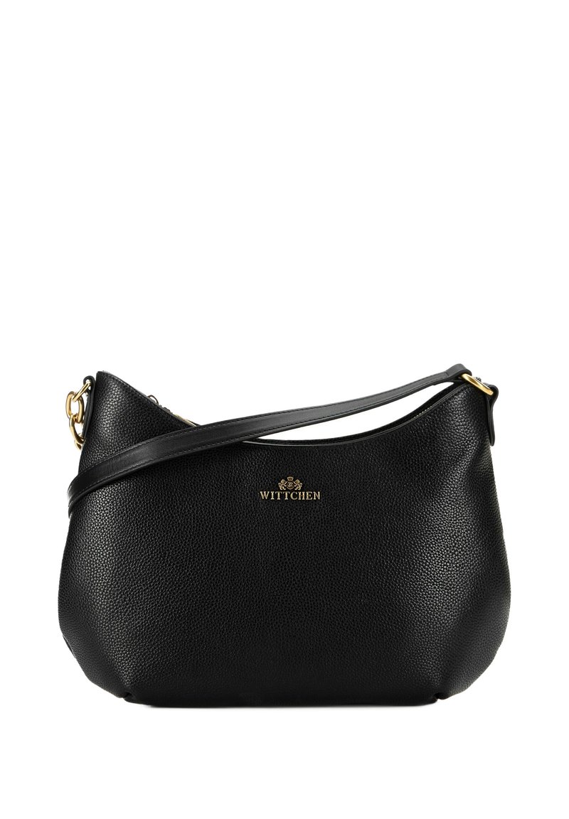 Borsa a spalla in pelle nera con texture a granuli, forma curva, dotata di logo in tonalità oro, tracolla regolabile e chiusura con zip.