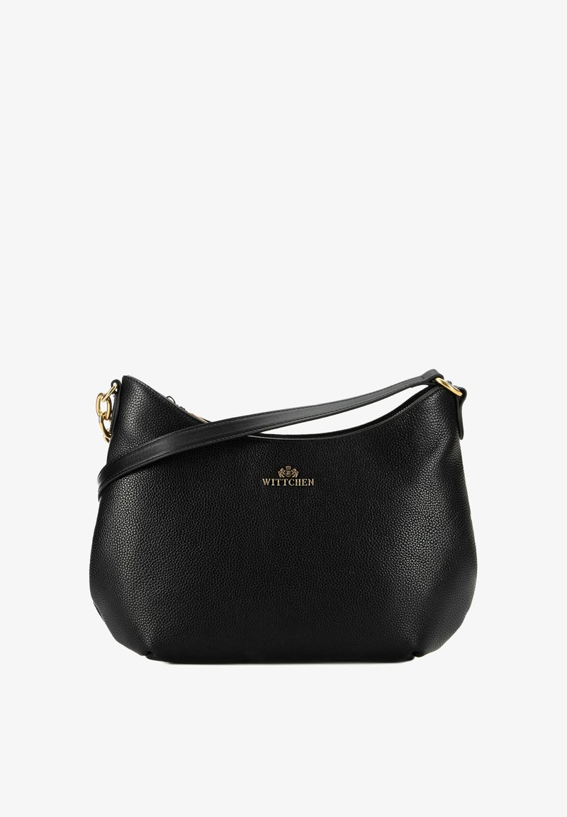 Borsa a spalla in pelle nera con texture a granuli, forma curva, dotata di logo in tonalità oro, tracolla regolabile e chiusura con zip.