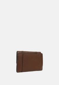 Portafoglio in pelle marrone con una finitura texturizzata; presenta una forma rettangolare e una chiusura a piega; include cuciture visibili e hardware minimal.