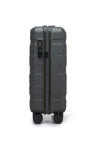 Tvrdý kufr v tmavě šedé barvě s texturovaným povrchem, čtyřmi černými kolečky, kombinovaným zámkem a vertikálním zipem pro přístup.