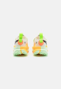 Nike Performance ZOOMX ZEGAMA 2 - Tenisice za trail trčanje - summit white/black/laser orange/total orange/vapor green
