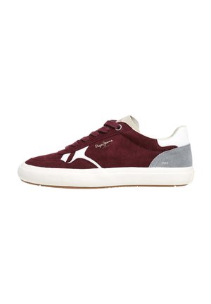 Niskie sneakersy z bordowego zamszu, z białą podeszwą, szarą łatką na pięcie, białymi akcentami oraz logo "Pepe Jeans" po boku.