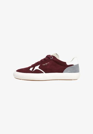 Basket basse en suède bordeaux, semelle blanche, patch talon gris, accents blancs et logo « Pepe Jeans » sur le côté.