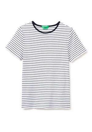 T-shirt blanc à manches courtes avec fines rayures horizontales noires et col rond noir, posé à plat sur un fond blanc.