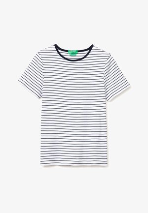 Camiseta blanca de manga corta con finas rayas horizontales negras y cuello redondo negro, extendida sobre un fondo blanco.