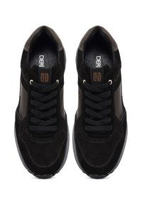 Sneaker nere in suede con dettagli in pelle texturizzata, presentano un design con lacci, suola in gomma e una sottile etichetta con logo sulla linguetta.