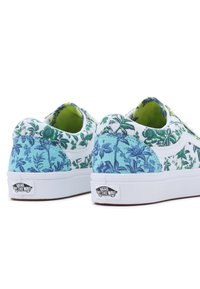 Une paire de baskets Vans blanches avec des motifs floraux verts et bleus et le logo "Off The Wall" sur des semelles blanches, vue de l'arrière.