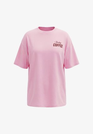 Světle růžové tričko s krátkým rukávem s nápisem "Friday COFFEE" tištěným tmavě červeně na levé horní části hrudi.