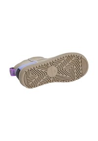 Apavu zole ar zigzag rakstu, bēšas gumijas materiāls, purpursarkans akcentu papēdī, pelēks tekstila augšdaļa un strukturēta virsma gripam.