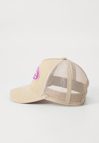 Casquette de baseball beige avec un dos en maille, visière courbée, écusson rose à l'avant et un détail bouton sur le dessus. Convient pour une tenue décontractée.