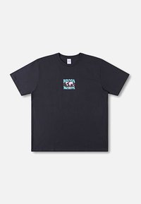 Schwarzes T-Shirt mit kurzen Ärmeln aus Baumwolle, mit einem mehrfarbigen "RIVVIA PROJECTS"-Grafikdruck auf der Brust. Klassischer Rundhalsausschnitt.