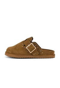 Sandal in pelle scamosciata marrone con una fascia ampia, cinturino regolabile e borchie decorative. Suola testurizzata con un motivo a zigzag per garantire aderenza.