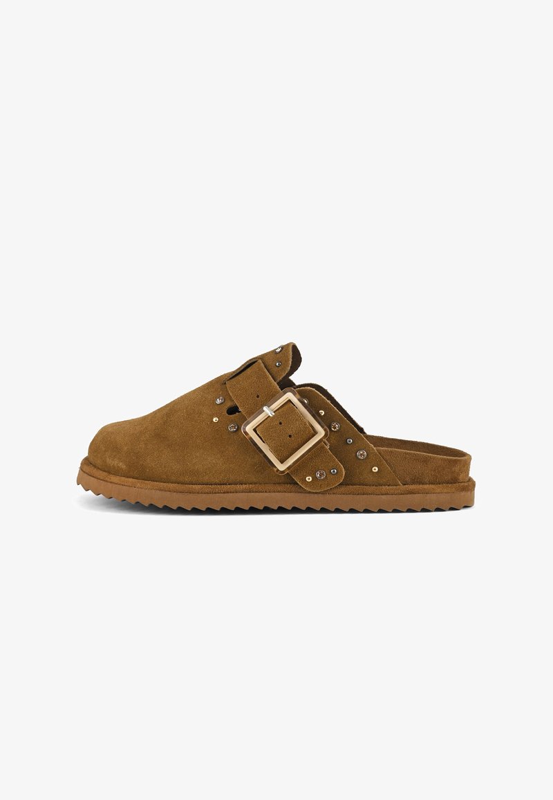 Sandal in pelle scamosciata marrone con una fascia ampia, cinturino regolabile e borchie decorative. Suola testurizzata con un motivo a zigzag per garantire aderenza.